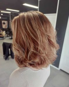 30 Strawberry Brown Hair Ideas For A Fresh New Look Strawberry Brown Hair, Strawberry Hair Color, Brown Hair Ideas, Light Strawberry Blonde, Strawberry Blonde Highlights, New Hair Look, Beige Hair, Short Ombre Hair, Strawberry Hair