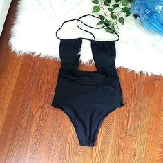 Aerie Scrunchie Cut Out Monokini Swimsuit Size M Long New With Tag Black Model Is Wearing A Similar Style To Show Similiar Fit Hot Pink Swimsuit, Tropical Swimsuits, Lace Swimsuit, Striped Bathing Suit, Wrap Swimsuit, Monokini Swimsuit, Crochet One Piece, Aerie Swim, Green Swimsuit