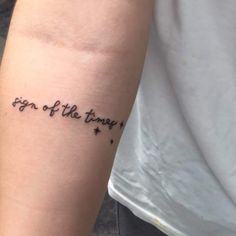 a person with a tattoo on their arm that says,'go out of the fray '