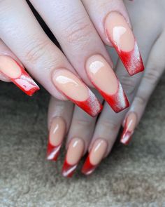 For quick and stylish nail art, short coffin red nails are your best bet. Our blog post gives you a variety of design ideas and tips, suitable for everyday wear or special occasions like Christmas. From simple styles to French tips, discover how to make the most of your short nails. Nail Art Short Coffin