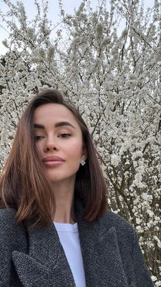 Haircut For Weak Chin, Short Brown Hair Straight, Pony Hairstyles For Short Hair, Midi Hairstyle, Mid Length Lob, Dark Brown Hair Short, Celebrities With Short Hair, Short Sleeve Sweater Outfit, Autumn Work Outfits