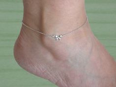 Sterling silver bow anklet bracelet. All components are 925 sterling silver. Available sizes: 8.30" + 2" extension chain (21 cm + 5 cm) 8.70" + 2" extension chain (22 cm + 5 cm) 9.10" + 2" extension chain (23 cm + 5 cm) Bow piece: 0.59 x 0.28 in (1,5 x 0,7 cm). Shipping: By Postal Service (no tracking). If you need tracking please choose another shipping option when you order it. You can see other models  https://www.etsy.com/es/shop/Malukart Anklet Ribbon, Sterling Silver Anklets, Silver Bracelet Designs, Silver Anklet, Sterling Silver Anklet, Silver Bow, Silver Anklets, Anklet Bracelet, Bracelet Charm