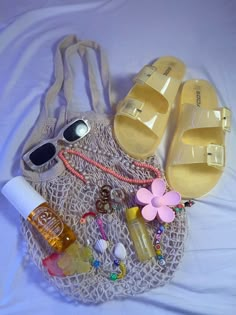 Summer Aesthetic Products, Summer Outfits Women Aesthetic, Summer Accessories Aesthetic, Beach Assesories, Summer Essentials Aesthetic, Beach Essentials Aesthetic, What To Bring To The Beach, Beachy Products, Whats In My Beach Bag