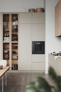 Adopter la couleur grège, le nouveau blanc en décoration Interior Design Per La Casa, Minimalist Kitchen Design, Modern Kitchen Design Open Concept, Kitchen Room Design, Kitchen Inspiration Design, Interior Modern, Design Del Prodotto, Minimal Modern, Minimalist Kitchen