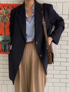 Oversized Collared Blazer With Buttons, Oversized Blazer With Buttons For Office, Oversized Office Blazer, Oversized Button-up Blazer, Oversized Casual Blazer With Buttons, Business Tops With Buttons For Fall, Korean Work Outfit Business Casual, Button Up Outfit, Business Professional Outfits