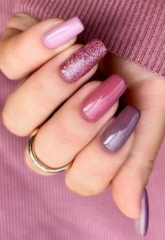 Pink Glitter Fall Nails, Acrylic Nail Designs For Fall Pink, Ail Color Ideas, Purple And Pink Gel Nails Ideas, Fall Colors 2024 Nails, Berry Nails With Glitter, Fuschia Nails Design Nailart, Fall Pink Nails 2023, 3 Color Manicure Ideas