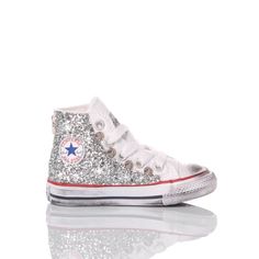 Converse All Star Baby Glitter Silver, a little girl's trainer with a very special new look. Covered in silver glitter on both sides and finished with studs between the eyelets, so that her feet sparkle with every step. The Converse All Star Baby Glitter Silver will come with its original white laces. All Star Baby, Converse Baby, Baby Glitter, Kenzo Kids, Stella Mccartney Kids, Baby Star, Converse All Star, Custom Shoes, Converse Chuck