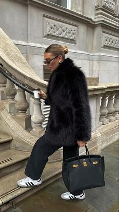 Black Fur Outfit, Black Fur Coat Outfit, Outfits With Fur Coats, Fur Coat Outfit Casual, Fur Coat Outfits, Faux Fur Coats Outfit, Black Coat Outfit, Fur Vest Outfits, Faux Fur Outfit