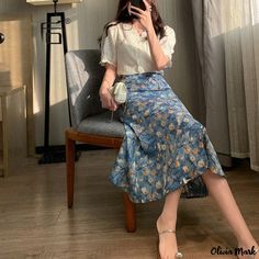 Olivia Mark - Floral Print Pleated Skirt with High Waist and Slim Fit - Chiffon Multi-color Half-length Skirt Outfit With Floral Skirt, Long Flower Skirt Outfit, Long Skirt Classy, Pattern Skirt Outfit, Floral Midi Skirt Outfit, Floral Outfit Ideas, Flower Skirt Outfit, Floral Skirt Outfit, Floral Skirt Outfits