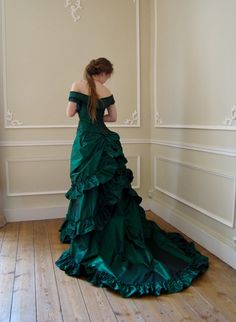 Green Victorian Dress, Victorian Prom Dress, Victorian Ball Gowns, Period Dresses, Edwardian Costumes, Victorian Ball, Historical Gowns, Victorian Gown, Victorian Dresses