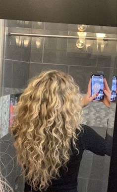 Blonde curly hair cut inspiration Haircuts For Curly Blonde Hair, Wavy Blond Hairstyles, Grace Adler Hair Curly, Naturally Blonde Curly Hair, Blonde Naturally Wavy Hair, Thick Blonde Curly Hair, Super Curly Blonde Hair, Blonde Hair Inspiration Curly, Wavy Blonde Balayage