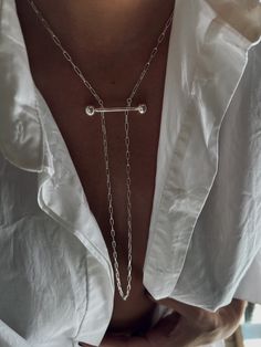 A minimalist design on Sterling silver 925 fully handmade.This lariat necklace upgrades all outfits. All of my pieces are fully handcrafted please allow for small variances from piece to piece, as this is the feature of owning one of the kind handmade jewelry. It might also like https://www.etsy.com/listing/498139342/sterling-silver-earringsdrop Feel free to ask me for personal orders or further questions. Silver Necklace Long, Silver Aesthetic Jewelry, Concert Jewelry, Minimalist Silver Necklace, Layered Necklaces Boho, Silver Lariat Necklace, Tan Luxe, Minimalist Necklace Silver, Handmade Silver Jewellery