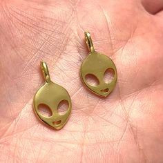 24Kt Shiny Gold  Plated Brass Alien Charm, Alien Head Charm, UFO Necklace Charms, Size: 23x12mm Hole:5x2.5mm Quantity: 2 pcs in a pack Made of brass and plated with gold Lead free, nickel free Alien Head, Necklace Charms, Crimp Beads, Miyuki Beads, Delica Beads, Ceramic Beads, Focal Bead, Hand Painted Ceramics, Ceramic Painting