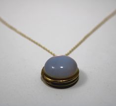 Vintage Gemstone Jewelry For Memorial, Vintage Chalcedony Round Jewelry, Antique Cabochon Necklaces For Wedding, Vintage Chalcedony Jewelry, Vintage Oval Cabochon Wedding Jewelry, Vintage Oval Chalcedony Jewelry, Antique Brass Jewelry With Cabochon, Vintage Cabochon Necklace For Wedding, Vintage Wedding Necklace With Cabochon