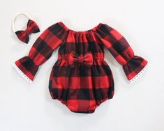 This long sleeves buffalo plaid Christmas romper is beautiful and gorgeous, great for birthday, baby shower, photoshoo or some other special occasions! The unique design makes your baby stand out in the crowd. The material is used 100% cotton flannel, super soft and comfortable for baby girls and toddlers. The elastic around the waist and legs allows for comfort and easy on and off!It features a bow on the front of the waist and tiny lace on the hem of sleeves. Please contact me for removable bo Flannel Girl, Christmas Romper, Baby Shower Winter, Romper Outfit, Trendy Baby