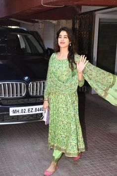 Desi Casual, Ethnic Aesthetic, Office Wear Women Work Outfits, Janvi Kapoor, Jhanvi Kapoor, Pink Anarkali, Simple Dressing, Pink Kurta, Celebrity Casual Outfits