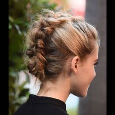 Coiffure cheveux mi longs en chignon banane printemps-été 2016 Updo Tutorial, Faux Hawk, Celebrity Beauty, Hair Updo, Braided Updo, Braids For Short Hair, Hair Dos, Video Tutorials, Hair Designs