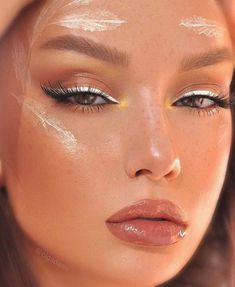 white eyeliner White Eyeliner Makeup, Makeup Cantik, Angel Makeup, Eyeliner Designs, Dramatic Eye Makeup, Videos Aesthetic, White Eyeliner, Hot Makeup