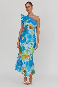 DETAILS One shoulder midi dress Ruffle detail Floral print Waist cut out Invisible side zipper Lining Ruffle Floral Maxi Dress, One Shoulder Midi Dress, Maxi Dress Blue, Color Rosa, Floral Maxi, Floral Maxi Dress, Ruffle Dress, Side Zipper, One Shoulder