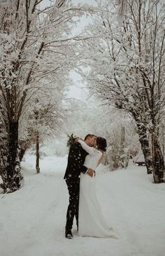 Outside Winter Wedding Ceremony, Intimate Winter Wedding Ideas, Wedding Winter Photos, Dream Winter Wedding, Winter Intimate Wedding, Forest Wedding Winter, Small Wedding Ideas Winter, Winter Wedding Western, Snowy Forest Wedding