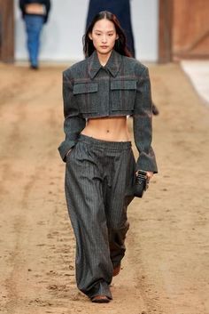 Stella McCartney Fall 2023 Ready-to-Wear Collection. Boxy shoulder pad cropped blazer and low rise baggy trouser. Cool corporate. Fall 2023 Ready To Wear, 2023 Ready To Wear, Sanya, Looks Black, Ex Machina, Streetwear Fashion Women, Fall 2023, Fashion Show Collection, Paris Fashion