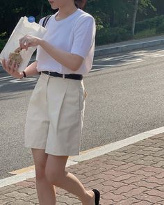 Ootd Short Pants, Bermuda Shorts Outfit Summer, Bermuda Shorts Outfit, Half Pants, Casual Elegant Style, Bermuda Pants, Simple Casual Outfits, Summer Shorts Outfits, Shorts Style