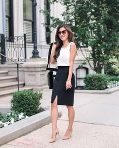 Monday morning style inspo ~ are you a night-before outfit planner, or the "get dressed frantically in the morning" type (🙋🏻)? p.s. all outfit details are on extrapetite.com! Business Formal Outfit, Pencil Skirt Work, Extra Petite, Corporate Attire, Fashion For Petite Women, Business Formal Dress, Blazer Outfit, Summer Work Outfits, Professional Attire