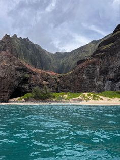 the water is very blue and clear in this photo, with mountains in the background