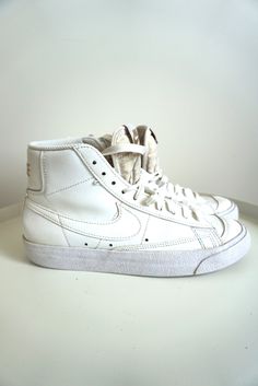 Sneakers details: * white  leather NIKE  sneakers/boots * Condition: perfect vintage condition SIZE: US: 7 UK 4.5 EU: 38 Feel free to message me with any questions. White Leather High-top Sneakers With Vulcanized Sole, Classic White High-top Sneakers With Speckled Midsole, White Mid-top Leather Skate Shoes, White Leather Mid-top Skate Shoes, Vintage White Sneakers For Streetwear, White Low-top Boots For Streetwear, Vintage White Leather Skate Shoes, Vintage High-top Sneakers With White Sole And Round Toe, Vintage White High-top Sneakers With Branded Insole