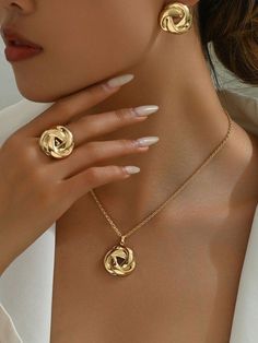 Cute Accessories Necklaces, Jewelry Model Photography, Fashion Jewelry Editorial, Boho Twists, Jewelry Photography Styling, Vacation Accessories, Gold Collar, Women's Jewelry Sets, Rose Pendant