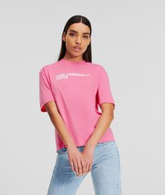 A casual staple transformed by iconic style. This classic crew-neck T-shirt is made from organic cotton and is topped with KARL LAGERFELD JEANS logo artwork running across the chest. Jeans Logo, Timeless Dress, Blouse Jeans, T Shirt For Women, Pink Outfit, T Shirt Print, Logo T Shirt, Shirt Print, Karl Lagerfeld