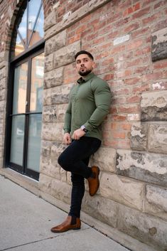 Our Olive Tapered Fit shirt helps show off your physique whilst still achieving a comfortable, muscle fit. The best shirts for a muscular build. #OliveMuscleFitShirt #OliveMuscleFitShirtForMen #MuscleFitOliveShirt #OliveTaperedFitShirt