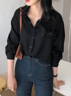 Black Shirt Korean Outfit, New York Winter Fashion, Tomboy Femme, New York Winter, Casual College Outfits, Into Fashion, Korean Casual Outfits, Casual Day Outfits