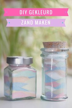 two jars with different colored sand in them and the text diy gekleurd zand maken