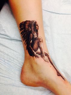 Tattoo Indien, Native American Feather Tattoo, Indian Women Tattoo, Native Headdress, Native Indian Tattoos, Indian Girl Tattoos, Headdress Tattoo