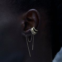 Boucle d'oreille chaîne forçat en or éthique recyclé 18 carats (750 millièmes) à enfiler. Vendue à l'unité. Longueur : 13.00 cmPoids de l’or : 0,55 g Plusieurs Boucles d'Oreilles Alba Longue sont en stock en or jaune, en or blanc et en or rose. Elles peuvent être prêtes en 2h en Click & Collect, et livrées sous 48h. A porter avec : la Boucle d'Oreille Alba. ~section 2~ Référence : ALB.BO.2 Bijou réalisé par un atelier partenaire labellisé RJC (Responsible Jewellery Council). Constituée d’une lon Elegant Dangle Cartilage Earrings With Adjustable Chain, Elegant Silver Brass Ear Cuff, Gold-plated Yellow Gold Dangle Cartilage Earrings, Elegant Gold Ear Cuff With Adjustable Chain, Elegant 14k Gold Single Ear Climber, Elegant 14k Gold Dangle Cartilage Earrings, Elegant Single 14k Gold Ear Climber, Elegant Yellow Gold Ear Climbers, Elegant Sterling Silver Tarnish-resistant Ear Climbers