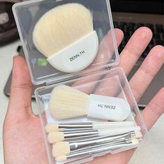 The Mini Makeup Brush Set is the perfect companion for your makeup routine. With a variety of brushes, this set will help you contour your face, get the right cheek highlighter on, and blend the right amount of blush. The compact size is great for carrying around in your purse for touchups throughout the day. You'll never have to worry about not having the right brush again. Alat Makeup, Makeup Accesories, Makeup Package, Fancy Makeup, Mini Makeup, Makeup Items, Flawless Makeup, Makeup Set