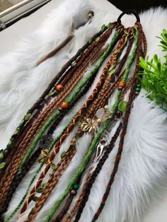 Rehaussez votre look avec ce magnifique ensemble queue de cheval dreadlocks Forest Vibes. Composé d'un mélange de dreads synthétiques brunes et vertes sur une bande élastique de sécurité, cet accessoire respire le charme naturel et l'esprit bohème. Parfait pour les festivals, les fêtes ou à porter au quotidien. Démarquez-vous avec ce postiche unique et élégant ! Libérez l'esprit forestier qui sommeille en vous avec notre ensemble queue de cheval dreadlocks synthétique marron et vert. Fabriqué à Green Braids, Hair Frizz Control, Dreadlock Ponytail, Control Frizzy Hair, Hippie Dreads, Female Pirate, Forest Vibes, Bohemian Hair Accessories, Dreadlock Jewelry