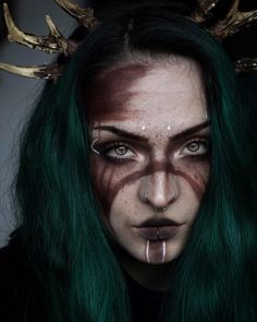 25 Witch Makeup Ideas: Pretty, Spooky, and Easy Looks for Halloween Spooky Witch Makeup, Hecate Makeup, Pagan Witch Makeup, Witch Makeup Ideas Pretty, Forest Witch Makeup, Halloween Fairy Makeup, Green Witch Makeup