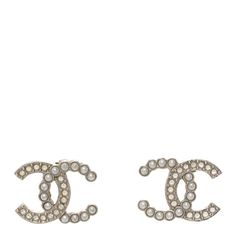 This is an authentic pair of CHANEL Crystal Pearl CC Earrings in Silver. These luxurious earrings feature a light gold Chanel CC logo studded with miniature resin pearls and crystals. Luxurious Earrings, Cc Earrings, Dior Jewelry, Gold Chanel, Oversized Bag, Luxury Earrings, Versace Bags, Wallet Fashion, Cc Logo