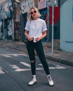 White Docs, Outfit Botas, Athleisure Trend, Cute Spring Outfits, Street Fashion Photography, White Boots, Simple Trendy Outfits, Mambo, Doc Martens