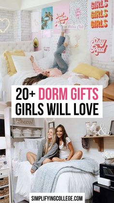 Gifts For Dorm Rooms College Students, College Roomate, College Dorm Gifts, Dorm Gifts, Dorm Room Colors, Dorm Room Organization Diy, Dorm Room Checklist, University Tips, Dorm Room Gifts