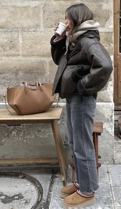 Copenhagen Street Style Winter 2023, Winter 2024 Street Style, Ugg Style Outfit, Copenhagen Winter Style, Polene Outfit, Copenhagen Street Style Winter, Uggs Outfit Winter, Stile Blair Waldorf, Adrette Outfits