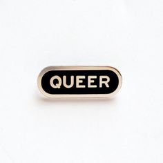 a black and silver metal name plate with the word queen on it's side