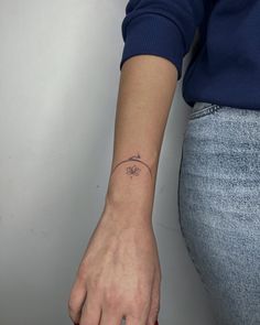 Minimal lotus tattoo
#lotustattoo #lotus #finelinetattoo #fineline #handtattoo