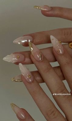 prom nails: 3d seashells Fairytale Acrylic Nails, Short Nail Stilleto Ideas, Almond Nails Simple Classy, Nails Acrylic For Wedding, Gel Almond Nails Ideas, Gold Tip Almond Nails, Sade Aesthetic Nails, Pearl Nails With Gold, Builder Gel Designs