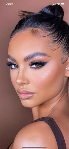 Night Out Makeup Blue Eyes, 2023 Makeup Trends, Eyeliner Makeup Looks, Dramatic Eyeliner, Brown Hairstyles, Natural Eyeliner, Soft Glam Makeup, Brown Skin Makeup, Hair Color Brown