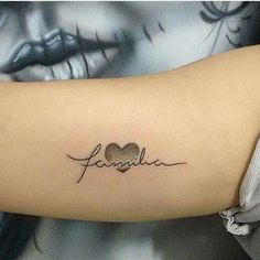 a woman's arm with a tattoo on it that reads, i love familla