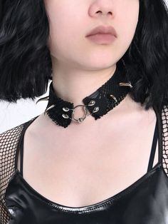 The price is for a choker only, others are not included. Black, Design