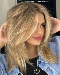 Medium Length Fine Hair With Layers Straight, Medium Length Hairstyles With Layers Straight, Medium Length Haircut Blonde Side Part, Medium Hair Fine Straight, Blonde Fine Hair Medium, Haircuts For Thinning Fine Hair Long, Collarbone Length Hair Face Framing, Womens Medium Length Haircut Fine Hair, Rachel Haircut 2023